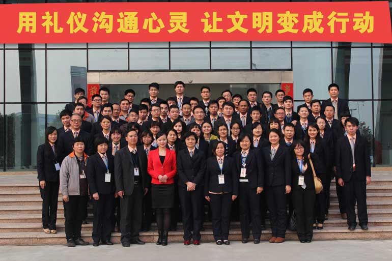 用礼仪相同心灵，，让文明酿成行动